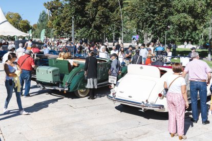 Los paseos en coche clásico por la capital burgalesa fueron en favor de la AECC