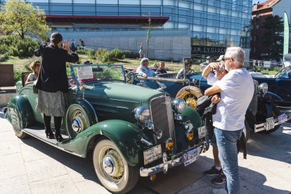 Los paseos en coche clásico por la capital burgalesa fueron en favor de la AECC