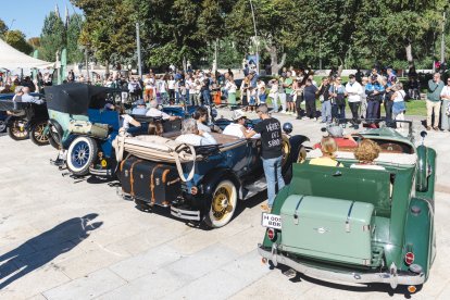 Los paseos en coche clásico por la capital burgalesa fueron en favor de la AECC