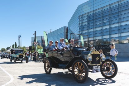 Los paseos en coche clásico por la capital burgalesa fueron en favor de la AECC