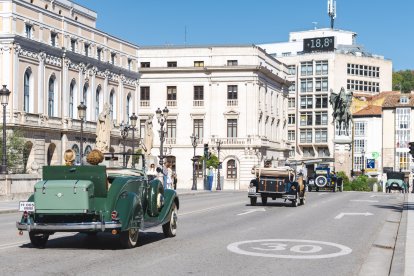 Los paseos en coche clásico por la capital burgalesa fueron en favor de la AECC