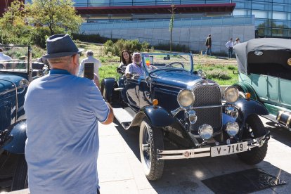 Los paseos en coche clásico por la capital burgalesa fueron en favor de la AECC