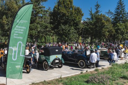 Los paseos en coche clásico por la capital burgalesa fueron en favor de la AECC