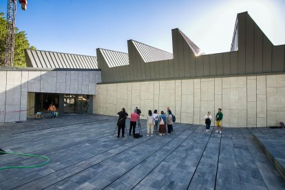 Aspecto exterior del edificio donde se ubica la nueva puerta de acceso a las instalaciones deportivas del Cívico de Río Vena.
