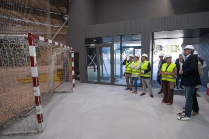 La alcaldesa realizó una visita a las obras de mejora de esta dotación social y deportiva.
