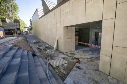 Estado actual de las obras en el exterior del edificio.