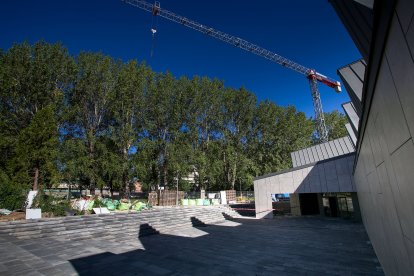 Estado actual de las obras en el exterior del edificio donde se puede ver la nueva envolvente de la fachada.