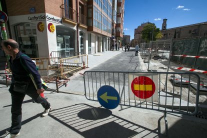 Falta poner en servicio la vía que parte de la calle Doctor Fleming, ahora semipeatonal.