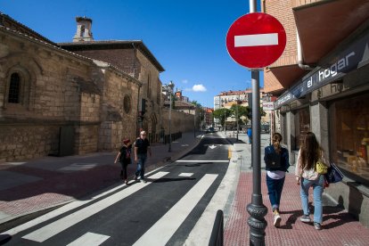 La remodelación ha obligado a suprimir un carril de circulación en la zona.