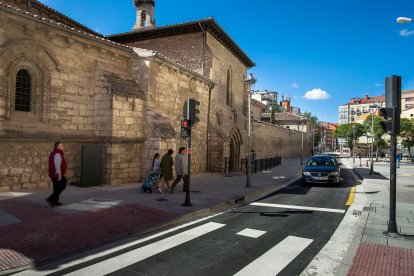 El espacio ganado en la acera del convento permite el paso de grupos de peatones, algo antes impensable.