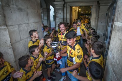 Homenaje de Burgos a los supercampeones de rugby