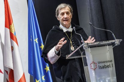 El rector de la UI1, Alberto Gómez Barahona, durante su intervención en la apertura del año académico.