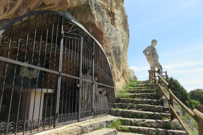 La capilla se halla en una oquedad de la roca.