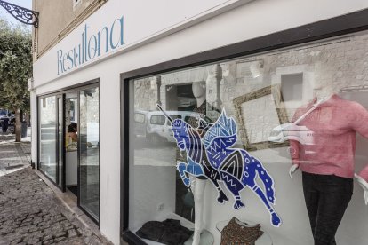 'El Cid en los escaparates' llena de color establecimientos del centro histórico.