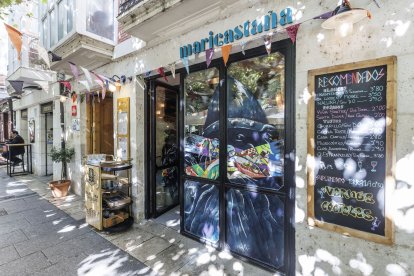 'El Cid en los escaparates' llena de color establecimientos del centro histórico.