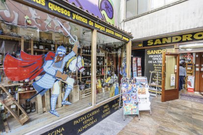 'El Cid en los escaparates' llena de color establecimientos del centro histórico.