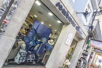 'El Cid en los escaparates' llena de color establecimientos del centro histórico.