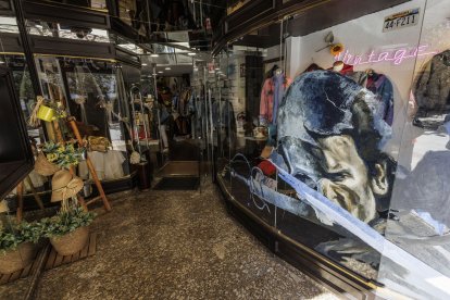 'El Cid en los escaparates' llena de color establecimientos del centro histórico.