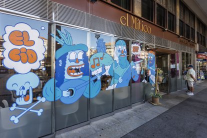 'El Cid en los escaparates' llena de color establecimientos del centro histórico.