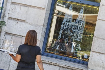 'El Cid en los escaparates' llena de color establecimientos del centro histórico.
