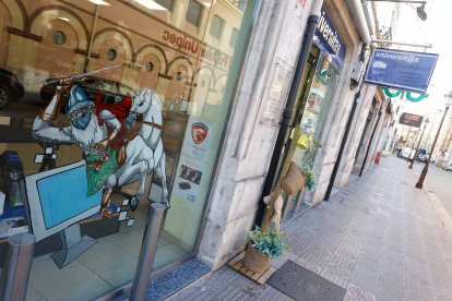 'El Cid en los escaparates' llena de color establecimientos del centro histórico.