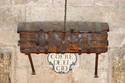 El cofre del Cid, la carta de arras de su matrimonio con Jimena o ejemplares históricos del Cantar son algunas de las reliquias que se conservan en la Catedral.