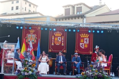 Acto de investidura de la Reina y Damas
