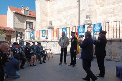 La Comisaría Provincial de la Policía Nacional ha nombrado ‘Policía Honorario’ al poeta y sociólogo, Manuel Arandilla Navajo