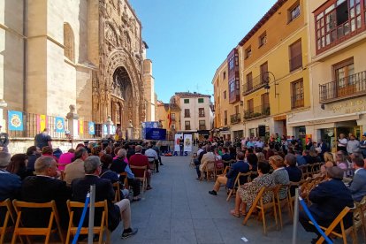 El acto comenzó con el himno de España