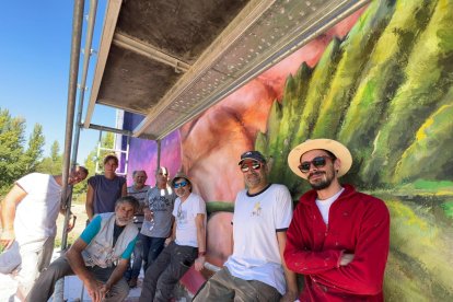 El equipo artístico (casi) al completo posando junto a su obra.