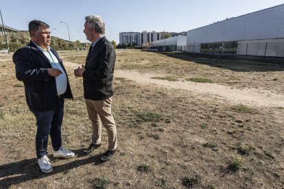 Los concejales Juan Manuel Manso y Carlos Niño, ambos del PP, en la parcela frente al HUBU que tendrá usos medioambientales y saludables.