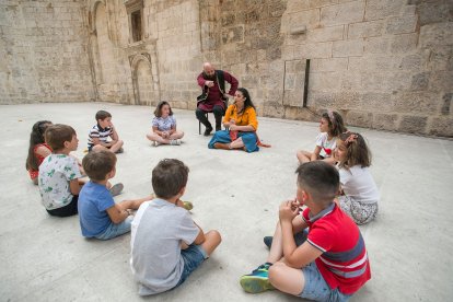Instante de los talleres celebrados en el Monasterio de San Juan con motivo dentro de Burgos Cidiano.