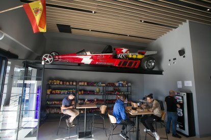 Detalles de la decoración original dedicada al mundo del motor.