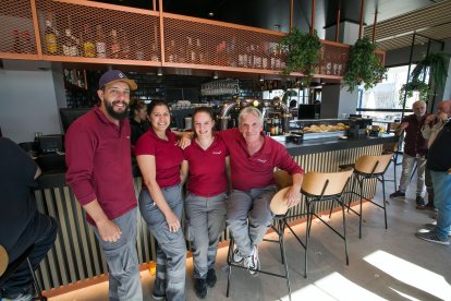 Un grupo de clientes disfruta de la hora de descanso en la cafetería Ruta 66.