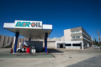 Edificio donde se ubica la cafetería Ruta 66, junto a la gasolinera Beroil.