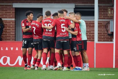 El once rojillo celebra el gol de Álvaro Sanz al Tenerife en la primera mitad.