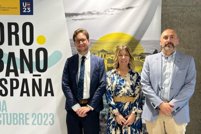 El alcalde de Aranda, Antonio Linaje con los concejales Ana María Hervás y Juan Manuel Martín