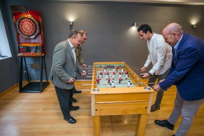 El concejal de Juventud, Fernando Martínez-Acitores, con personal de Experiencia Nómada en la zona recreativa.