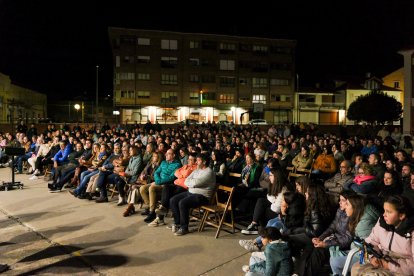 Un gran número de vecinos de la comarca se acercó al patio del IES Hipólito Ruiz López para disfrutar del documental.