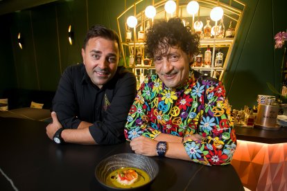 Gustavo Sancidrián e Isaac Montoya muestran una de sus propuestas estrella, el tartar de vieria.