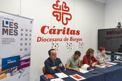 De izquierda a derecha: Mario Vivanco, delegado de Cáritas Burgos, David Polo, unidad Personas sin hogar, Pilar Martínez, coordinadora del CEIS de Fundación Lesmes, y Chus Ardón, usuaria del CEIS.