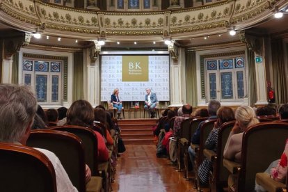 Félix G. Modroño presentó su nueva novela en Bilbao acompañado de Reyes Prados.