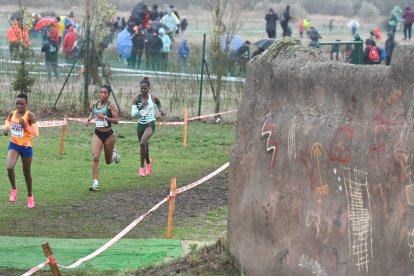 Chebet por delante de Sarah Chelangat y Edinah Jebitok.