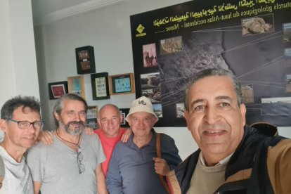 En el Museo de Historia Natural de Anza: de izquierda a derecha: Fidel Torcida (Museo de Salas), Jesús Herrero (Guías de Galve, Teruel), Ricardo Ochoa (Enciso, La Rioja), Félix Pérez-Lorente (Universidad de La Rioja) y Mousssa Masrour (Universidad de Agadir)