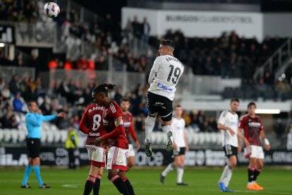 Edu Espiau intenta golpear el balón de cabeza justo cuando el árbitro pita el descanso.