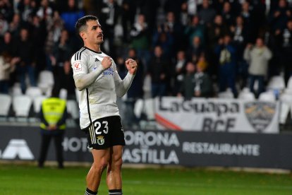 Matos celebra el gol del empate mientras la grada saltaba de alegría.