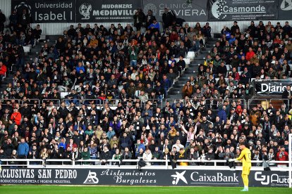 Una de las gradas de El Plantío repleta de aficionados.