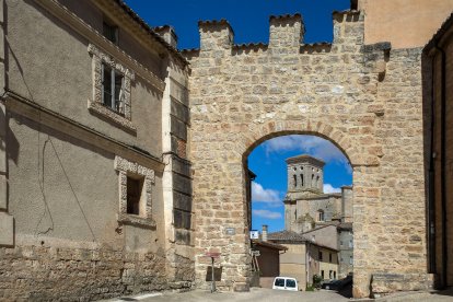 Arco de Presencio con la iglesia de San Pedro Cátedra al fondo.