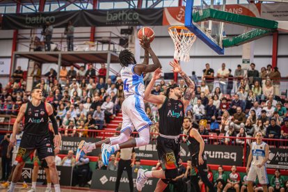 Prince Ali encara el aro durante el partido.