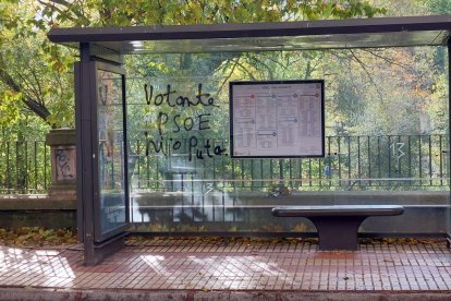 Pintada amenazante contra el PSOE en una parada de bus de la avenida del Arlanzón.